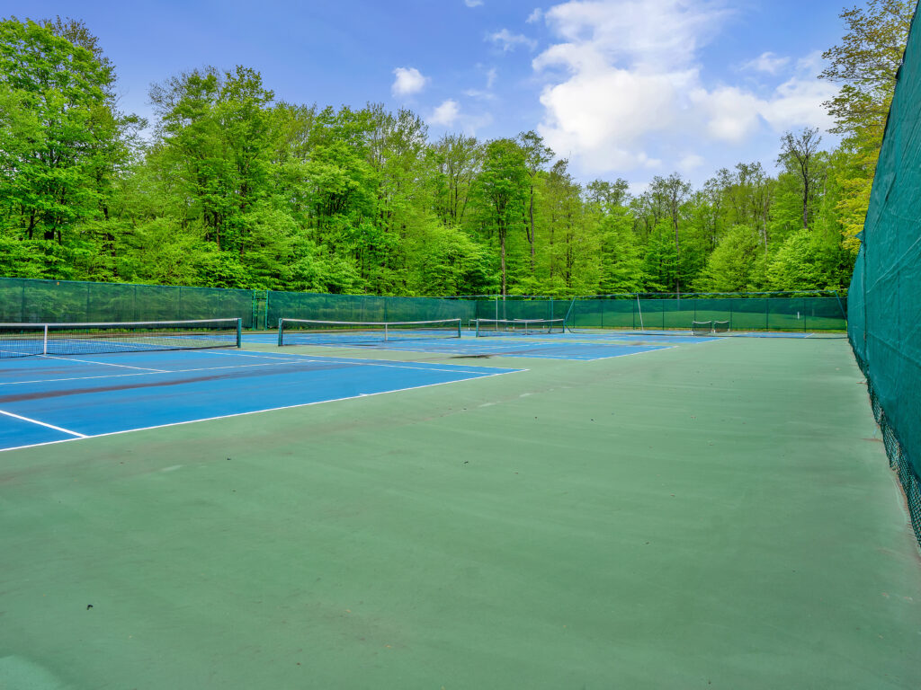 Multiple tennis courts and pickleball courts in Big Bass Lake.