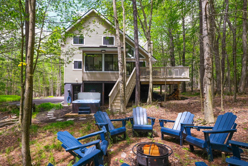 Fire pit and hot tub in back.