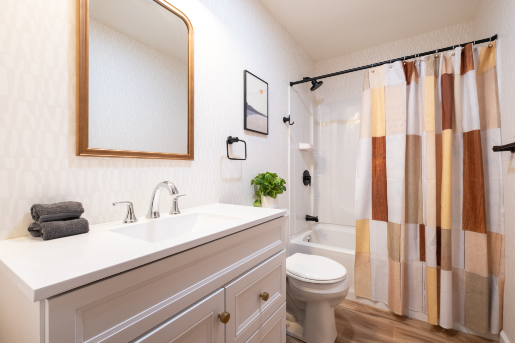 2nd fl bath with shower over tub.