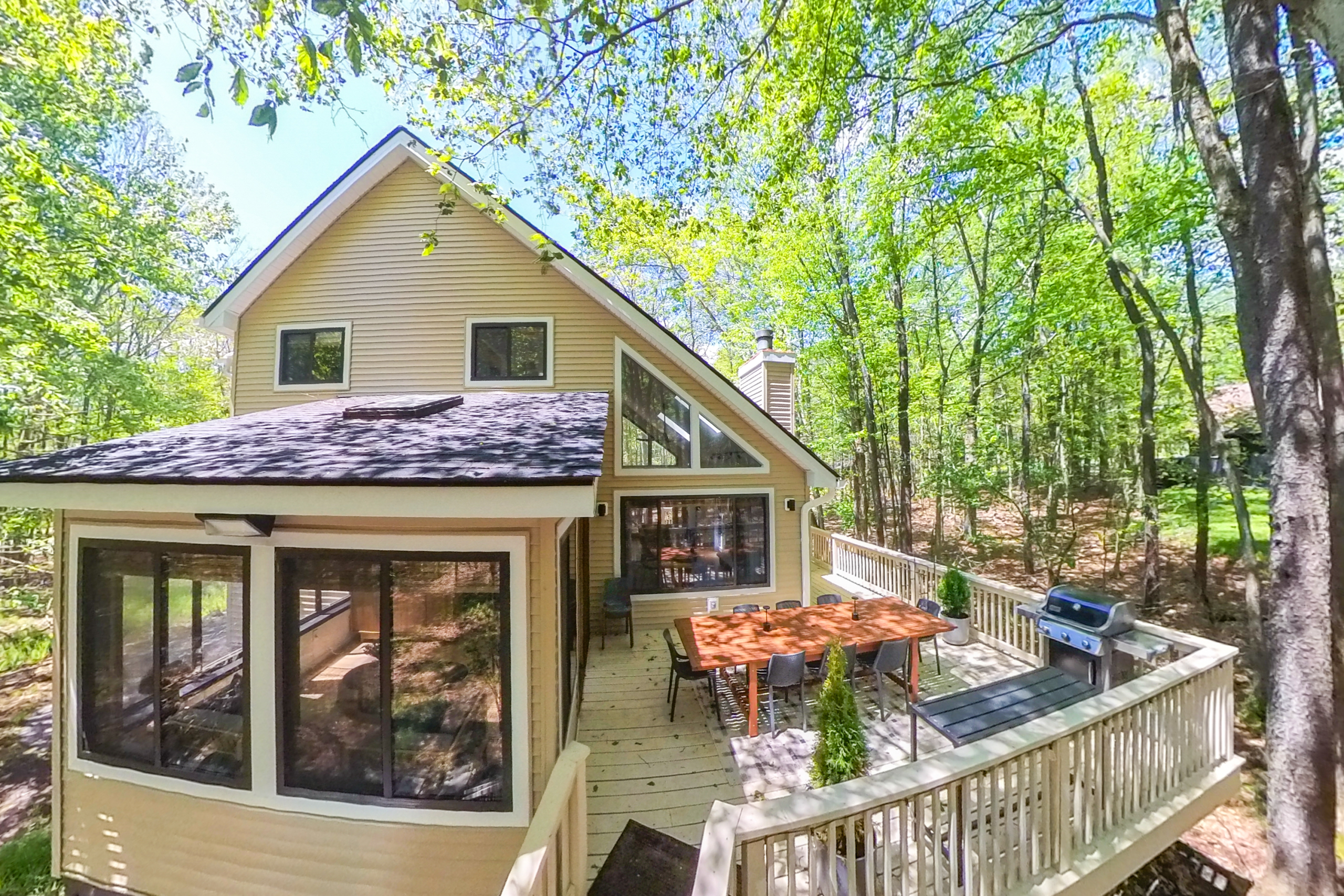 Wraparound deck with outdoor dining for 10